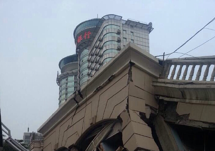 湖北一待拆大樓突然垮塌，萬向重物移動(dòng)器進(jìn)行大量搬運(yùn)作業(yè)